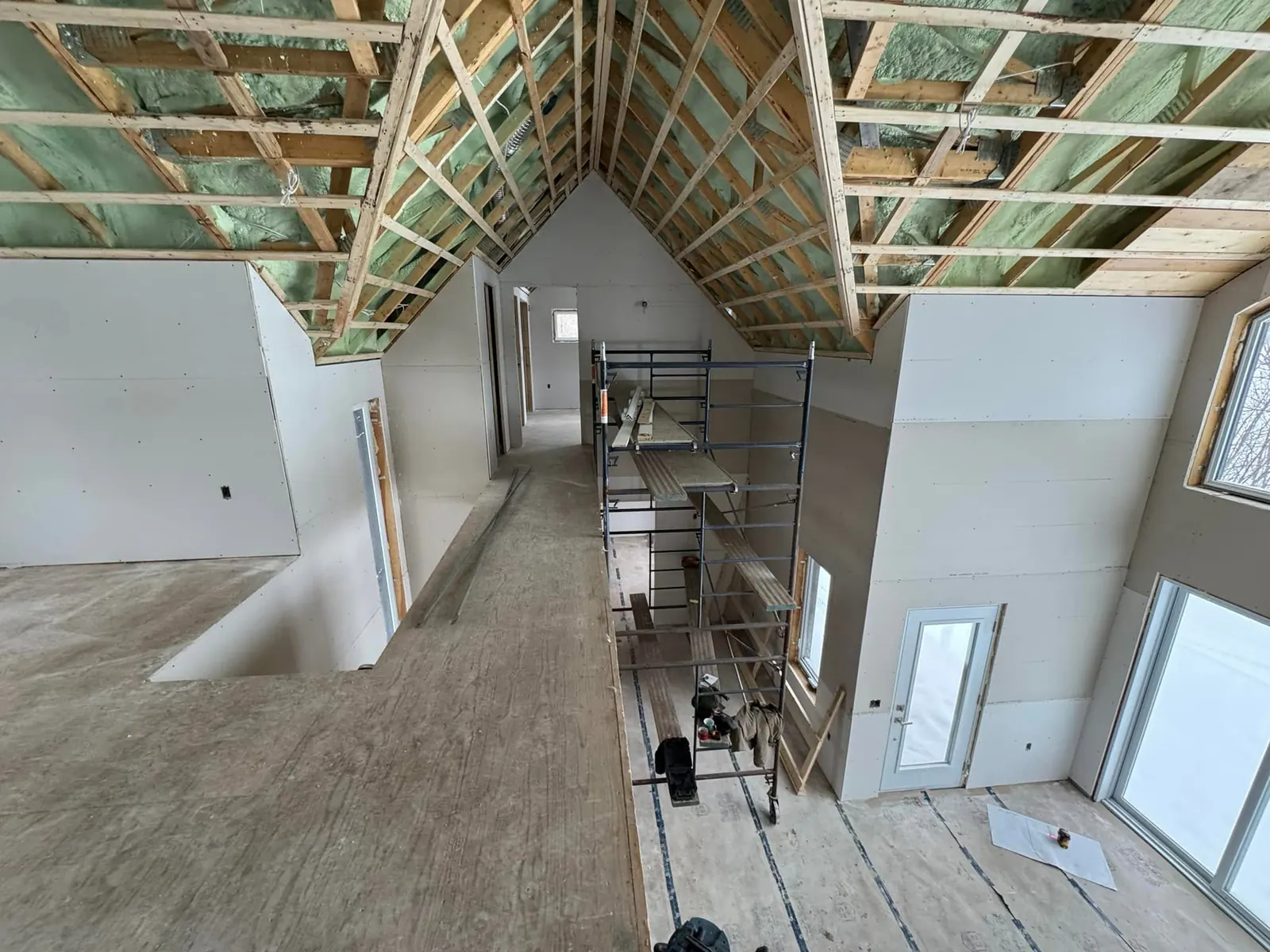 Vue depuis la mezzanine sur l'aire ouverte d'une maison neuve en gypse